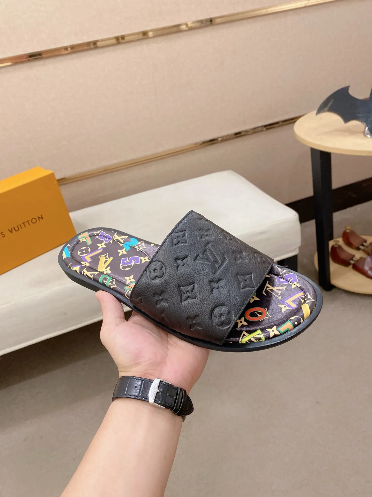 Men's shoes 💰: 340💰Made by LV🔍Top purchasing agents. Men's spring and summer slippers are available at the same counter. The uppers are imported cowhide from Italy, with logo graphics and high-quality craftsmanship. Soles: original soles specially provided by the original factory. Exclusive movable molded soles are super comfortable. Original goods follow orders. 🔍🔍High quality. You can enter and exit the counter at will. Welcome to compare. Size 38-44. Can be customized45